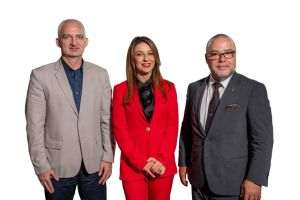 Alexandru Păunescu, reprezentantul Băncii Naţionale a României în Colegiul de Coordonare al CSALB (stânga) şi Florin Dănescu, preşedintele executiv al Asociaţiei Române a Băncilor, într-un podcast organizat de CSALB şi moderat de Anamaria Greu, CEO iFink! Finance.